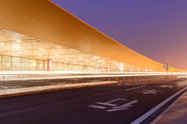 Gece şehirdeki trafik manzarası