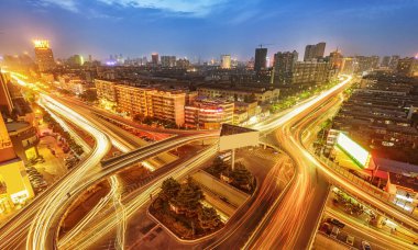 Gece şehirdeki trafik manzarası