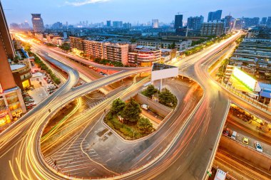Gece şehirdeki trafik manzarası