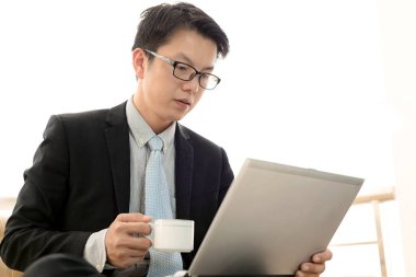 Ofiste çalışan iş adamı