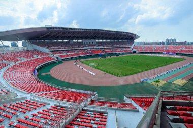Kırmızı koltuklu futbol stadyumu