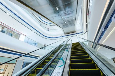 Şangay 'da boş yürüyen merdivenli modern mimari