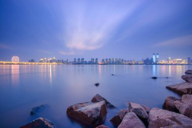 Asya şehrinin güzel gece manzarası