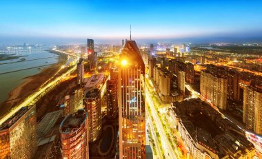 Asya şehrinin güzel gece manzarası