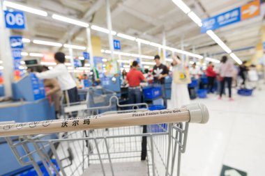 Bulanık arkaplanda alışveriş arabasının yakın çekim görüntüsü