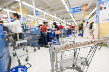 Bulanık arkaplanda alışveriş arabasının yakın çekim görüntüsü