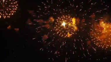 Gökyüzünde renkli havai fişekleri olan soyut koyu arkaplan