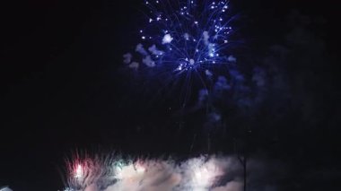 Gökyüzünde renkli havai fişekleri olan soyut koyu arkaplan