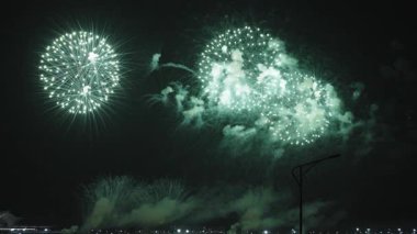Gökyüzünde renkli havai fişekleri olan soyut koyu arkaplan