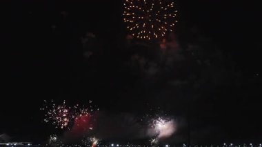 Gökyüzünde renkli havai fişekleri olan soyut koyu arkaplan