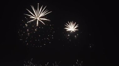 Gökyüzünde renkli havai fişekleri olan soyut koyu arkaplan