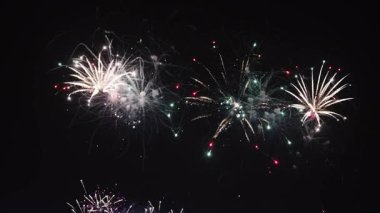 Gökyüzünde renkli havai fişekleri olan soyut koyu arkaplan