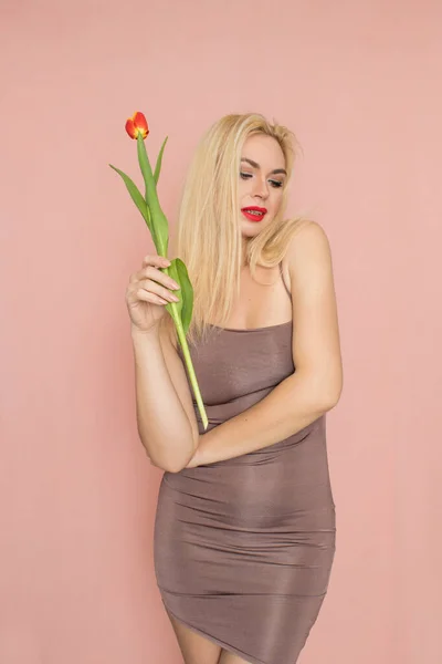 Junge Schöne Selbstbewusste Frau Trendigen Sommerlichen Abendkleid Sexy Unbeschwerte Blonde — Stockfoto