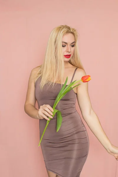 Junge Schöne Selbstbewusste Frau Trendigen Sommerlichen Abendkleid Sexy Unbeschwerte Blonde — Stockfoto