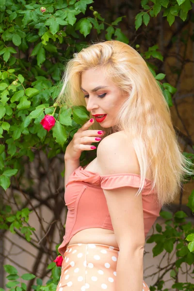 Beautiful Woman Long Blonde Hair Red Lips Wearing Pink Clothes — Stock Photo, Image