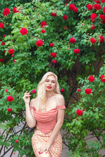 Vacker Kvinna Med Långt Blont Hår Och Röda Läppar Bär — Stockfoto
