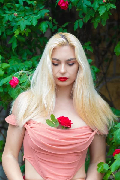 Hermosa Mujer Con Pelo Largo Rubio Labios Rojos Con Ropa —  Fotos de Stock