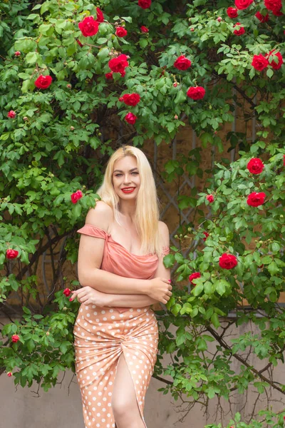 Krásná Žena Dlouhými Blond Vlasy Rudými Rty Růžových Šatech Představuje — Stock fotografie
