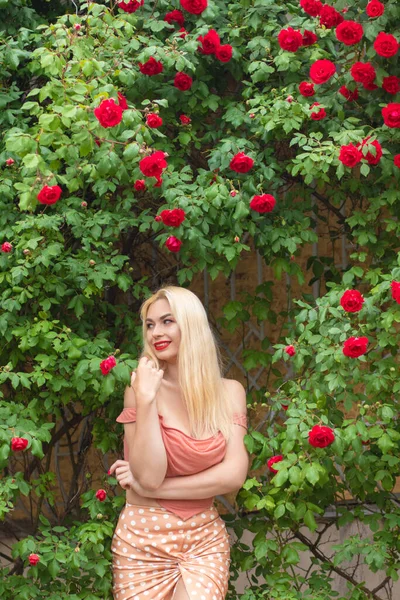 Красивая Женщина Длинными Светлыми Волосами Красными Губами Розовой Одежде Позирует — стоковое фото