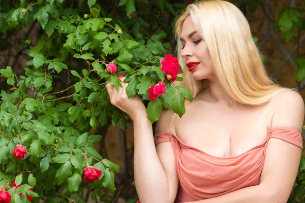 Mooie Vrouw Met Lang Blond Haar Rode Lippen Draagt Roze — Stockfoto