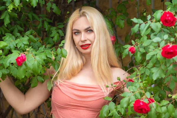 Piękna Kobieta Długimi Blond Włosami Czerwonymi Ustami Nosząca Różowe Ubrania — Zdjęcie stockowe