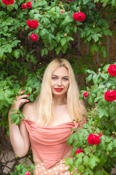 Hermosa Mujer Con Pelo Largo Rubio Labios Rojos Con Ropa —  Fotos de Stock