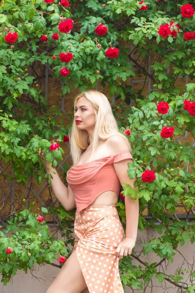 Schöne Frau Mit Langen Blonden Haaren Und Roten Lippen Rosa — Stockfoto