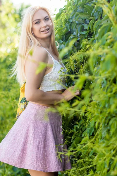 Szczęśliwa Młoda Kobieta Cieszy Się Latem Zielonej Trawie — Zdjęcie stockowe