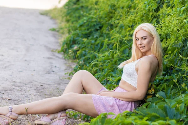 緑の芝生で夏を楽しむ幸せな若い女性 — ストック写真