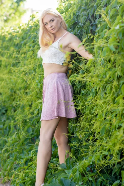 Glad Ung Kvinna Njuter Sommaren Grönt Gräs — Stockfoto