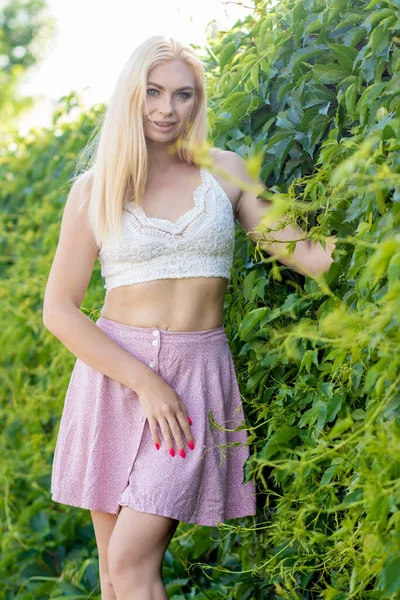 Glückliche Junge Frau Genießt Den Sommer Auf Grünem Gras — Stockfoto