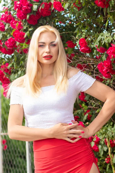 Vacker Kvinna Med Blont Hår Vit Topp Och Lång Rosa — Stockfoto