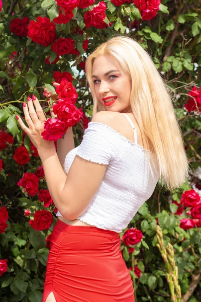 Beautiful Woman Blonde Hair White Top Long Pink Skirt Posing — Stock Photo, Image