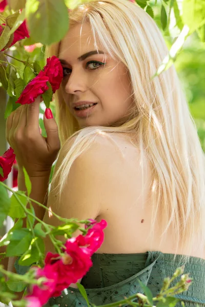 Entzückende Frau Mit Blonden Haaren Posiert Garten Porträt Eines Kaukasischen — Stockfoto