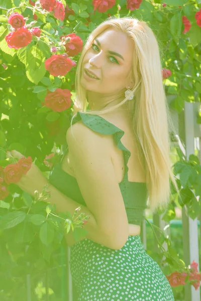 Bahçede Poz Veren Sarı Saçlı Sevimli Bir Kadın Beyaz Yeşil — Stok fotoğraf