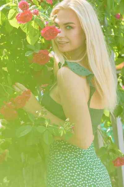 Schattige Vrouw Met Blond Haar Poserend Tuin Portret Van Kaukasisch — Stockfoto