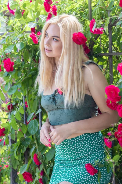 Entzückende Frau Mit Blonden Haaren Posiert Garten Porträt Eines Kaukasischen — Stockfoto