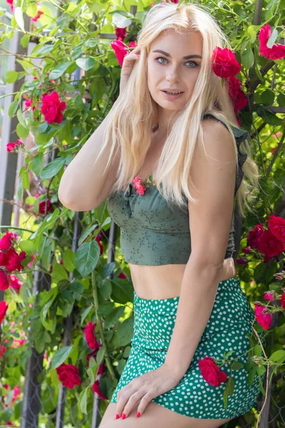 Mujer Adorable Con Pelo Rubio Posando Jardín Retrato Chica Caucásica —  Fotos de Stock