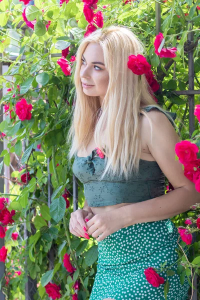 Urocza Kobieta Blond Włosami Pozująca Ogrodzie Portret Białej Dziewczyny Zielonej — Zdjęcie stockowe
