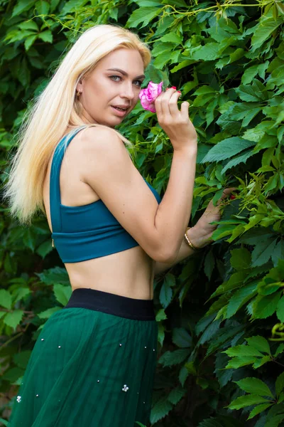 Hermosa Modelo Rubia Moda Disfrutando Naturaleza Respirando Aire Fresco Jardín — Foto de Stock