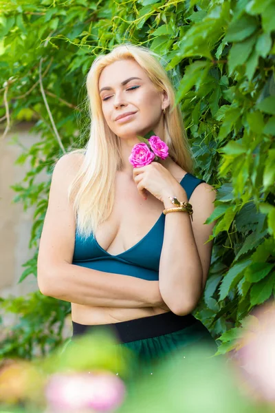 Krásná Módní Blondýnka Model Těší Přírodu Dýchání Čerstvého Vzduchu Letní — Stock fotografie