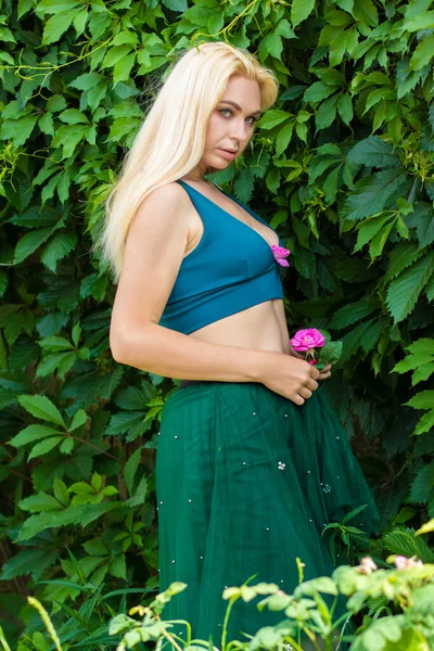 Linda Moda Modelo Loira Desfrutando Natureza Respirando Fresco Jardim Verão — Fotografia de Stock
