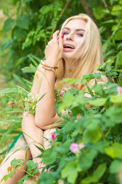 Vacker Mode Blond Modell Njuter Naturen Andas Frisk Luft Sommarträdgården — Stockfoto