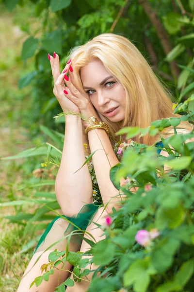 Модная Блондинка Модель Наслаждается Природой Дышит Свежим Воздухом Летнем Саду — стоковое фото