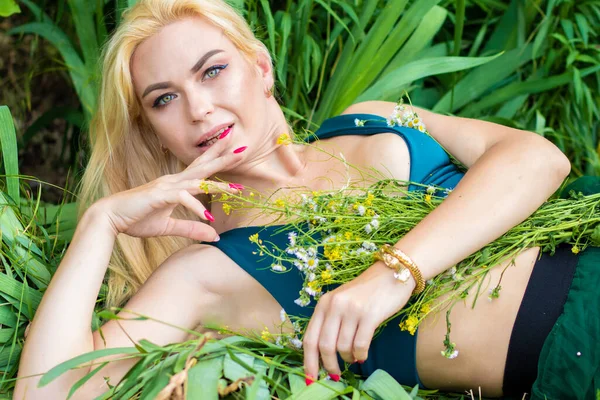 Piękna Moda Blondynka Model Korzystających Natury Oddychanie Świeżym Powietrzem Ogrodzie — Zdjęcie stockowe