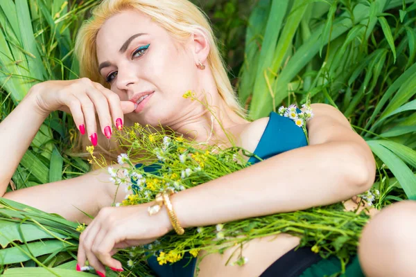Красива Модель Блондинки Насолоджується Природою Дихає Свіжим Повітрям Літньому Саду — стокове фото