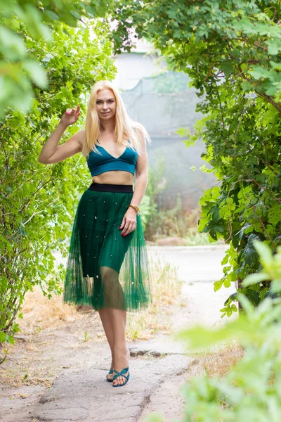 Belle Mannequin Blonde Mode Profitant Nature Respirant Air Frais Dans — Photo