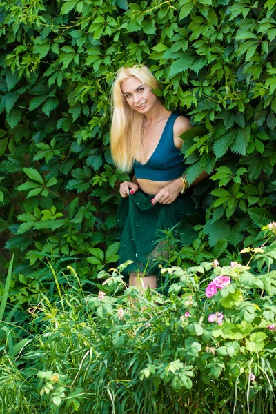 Linda Moda Modelo Loira Desfrutando Natureza Respirando Fresco Jardim Verão — Fotografia de Stock