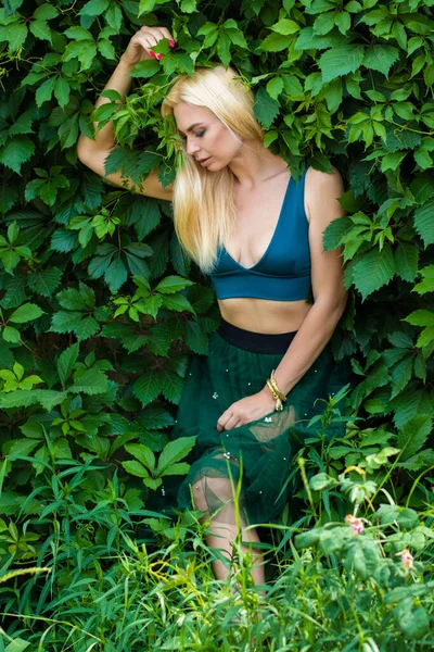 Beautiful Fashion Blonde Model Enjoying Nature Breathing Fresh Air Summer — Stock Photo, Image