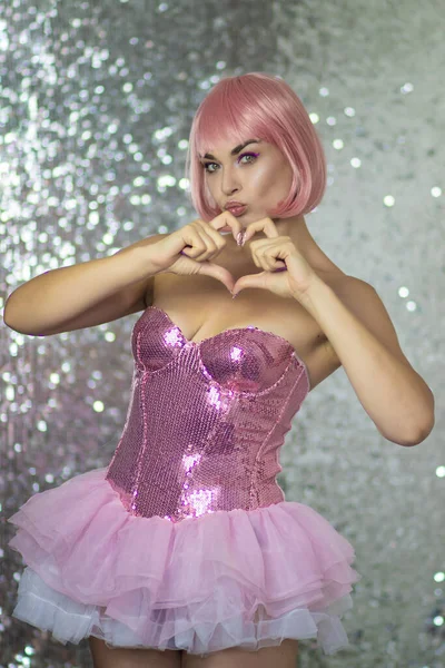 Woman Pink Wig Short Hair Silver Shiny Background Pink Sparkly — Stock Photo, Image